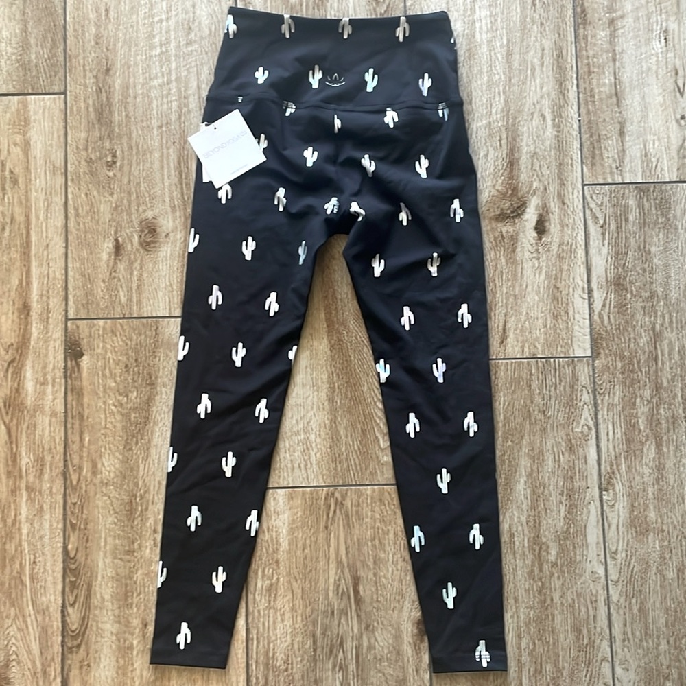NEVER WORN WITH TAGS BEYOND YOGA LEGGINGS